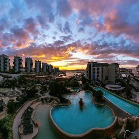 Britain In The Sun At Luxurious Ocean Village Apartment *